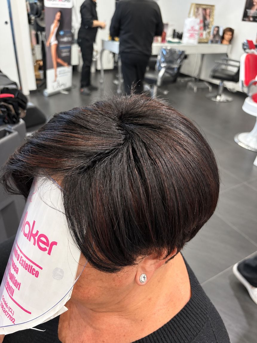 Capelli corti castano scuro, visti da vicino nel salone del centro