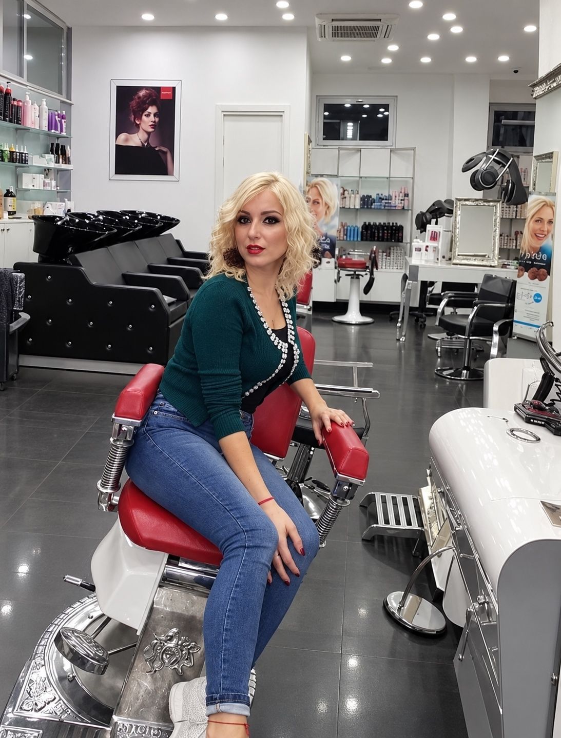 Il salone del Centro Look Maker, con le poltrone, i lavatesta e gli scaffali dei prodotti